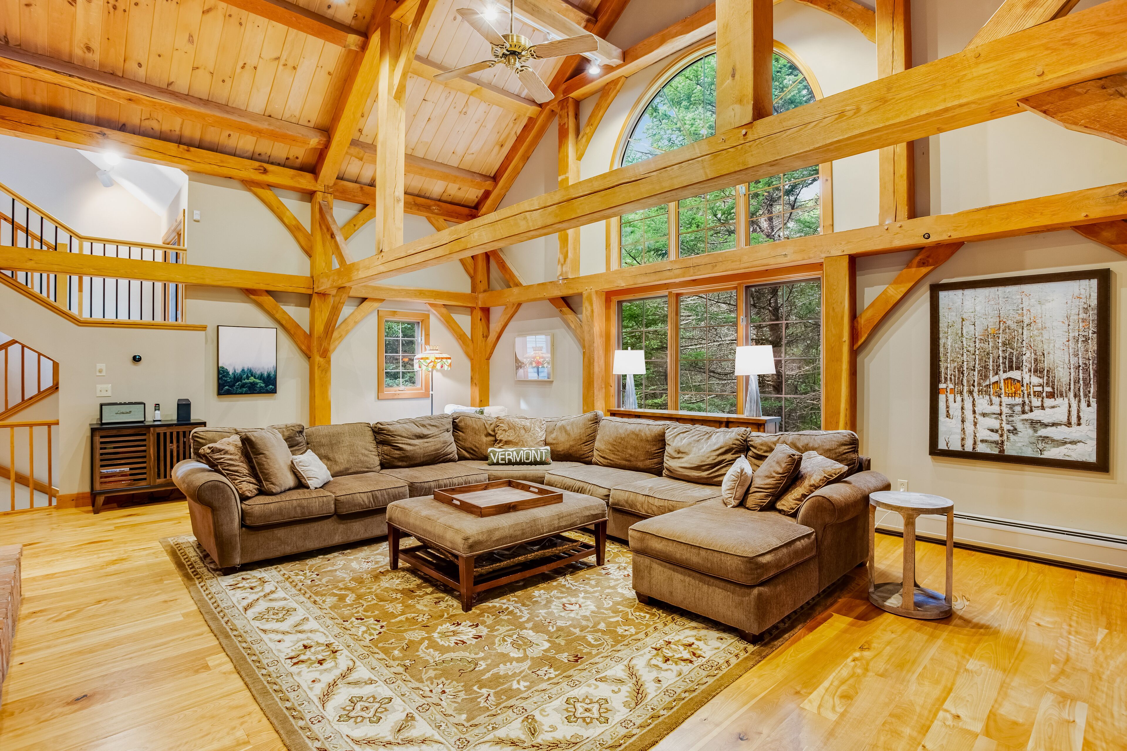 Télévision, cheminée, baby-foot, chaîne hi-fi