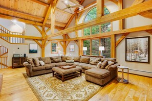 Téléviseur, foyer, table de baby-foot, chaîne audio