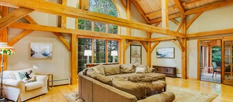 Tree-lined lodge with deck, fireplaces, porch, game room, & fast WiFi
