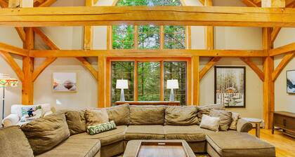 Tree-lined lodge with deck, fireplaces, porch, game room, & fast WiFi