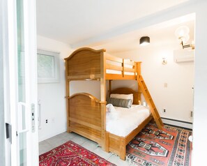 3 makuuhuonetta, silitysrauta/-lauta, ilmainen Wi-Fi, vuodevaatteet