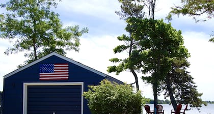 Cozy cottage on Fort Pond Lake.