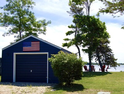 Cozy cottage on Fort Pond Lake.