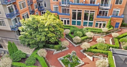 Prime Belltown/Downtown Location w/ Balcony, Shared Pool/Hot Tub/Patio