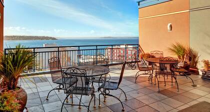 Prime Belltown/Downtown Location w/ Balcony, Shared Pool/Hot Tub/Patio