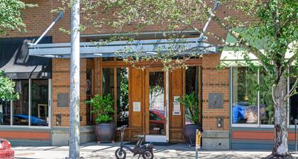 Prime Belltown/Downtown Location w/ Balcony, Shared Pool/Hot Tub/Patio