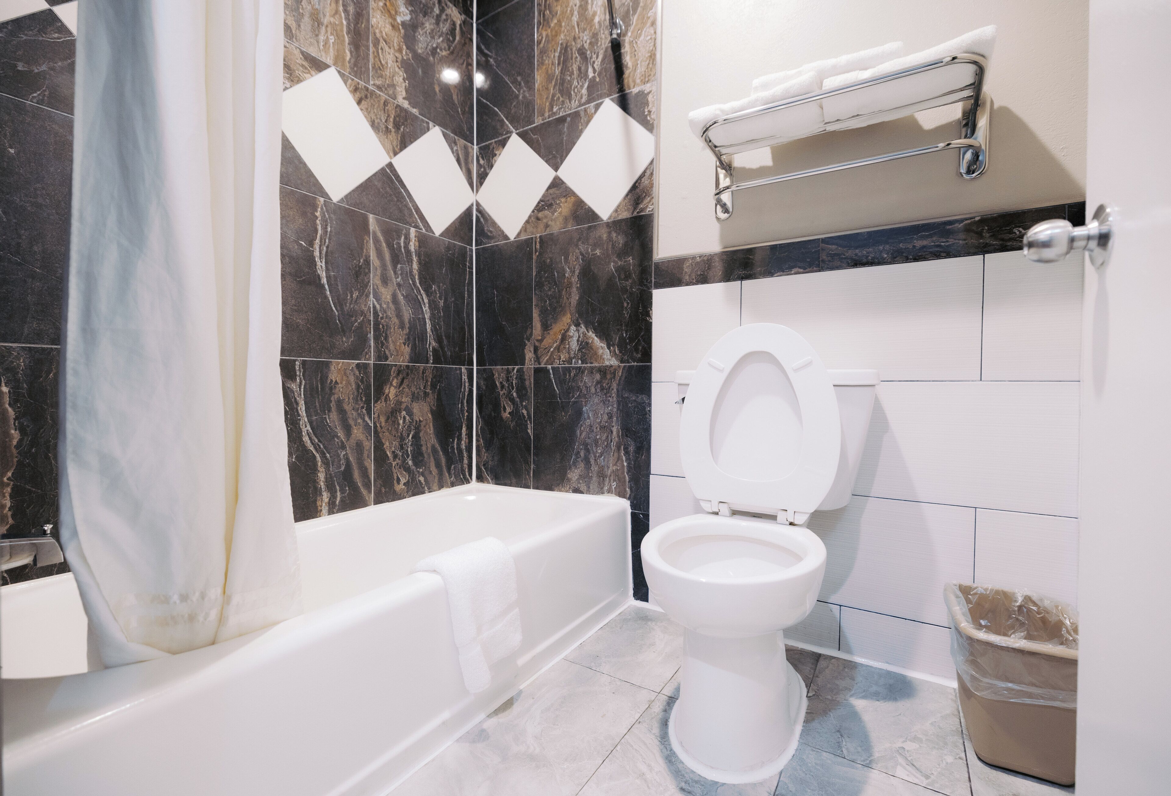 Standard Room | Bathroom | Bathtub, free toiletries, hair dryer, soap