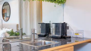 Een koelkast, een microgolfoven, een oven, een kookplaat