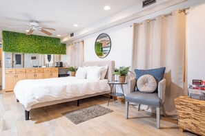 1 bedroom, iron/ironing board, free WiFi, bed sheets - Stay in comfort and style! Encore Private Suite + Free parking! Close to Boston! (Everett)