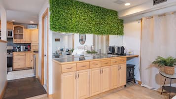 Een koelkast, een microgolfoven, een oven, een kookplaat