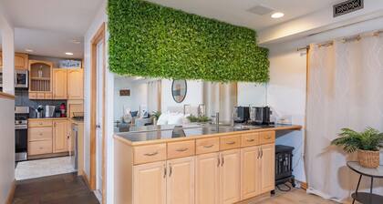 Stay in comfort and style! Encore Private Suite + Free parking! Close to Boston!