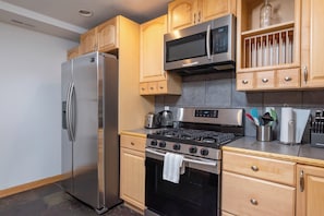 Fridge, microwave, oven, stovetop - Stay in comfort and style! Encore Private Suite + Free parking! Close to Boston! (Everett)