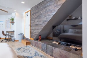 1 bedroom, iron/ironing board, free WiFi, bed sheets - Stay in comfort and style! Encore Private Suite + Free parking! Close to Boston! (Everett)