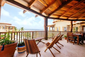 Outdoor dining - Stunning 3 bedroom, 3 bathroom Beach Home (San Pedro)