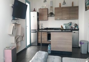Een koelkast, een oven, een kookplaat, een vaatwasser