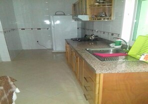 Kühlschrank, Herdplatte, Kochgeschirr/Geschirr/Besteck