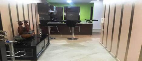 Kühlschrank, Ofen, Herdplatte, Kochgeschirr/Geschirr/Besteck