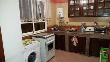 Fridge, oven, stovetop, cookware/dishes/utensils