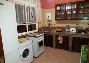 Réfrigérateur, four, plaque de cuisson