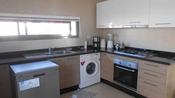 Réfrigérateur, four, plaque de cuisson, lave-vaisselle