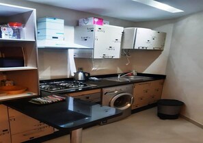 Frigorifero, forno, piano cottura, pentole/stoviglie/utensili