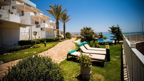 A modern hotel with a pool, lounge chairs, and a clear view of the sea. - Residence La Source Taghazout 5217 (Taghazout)
