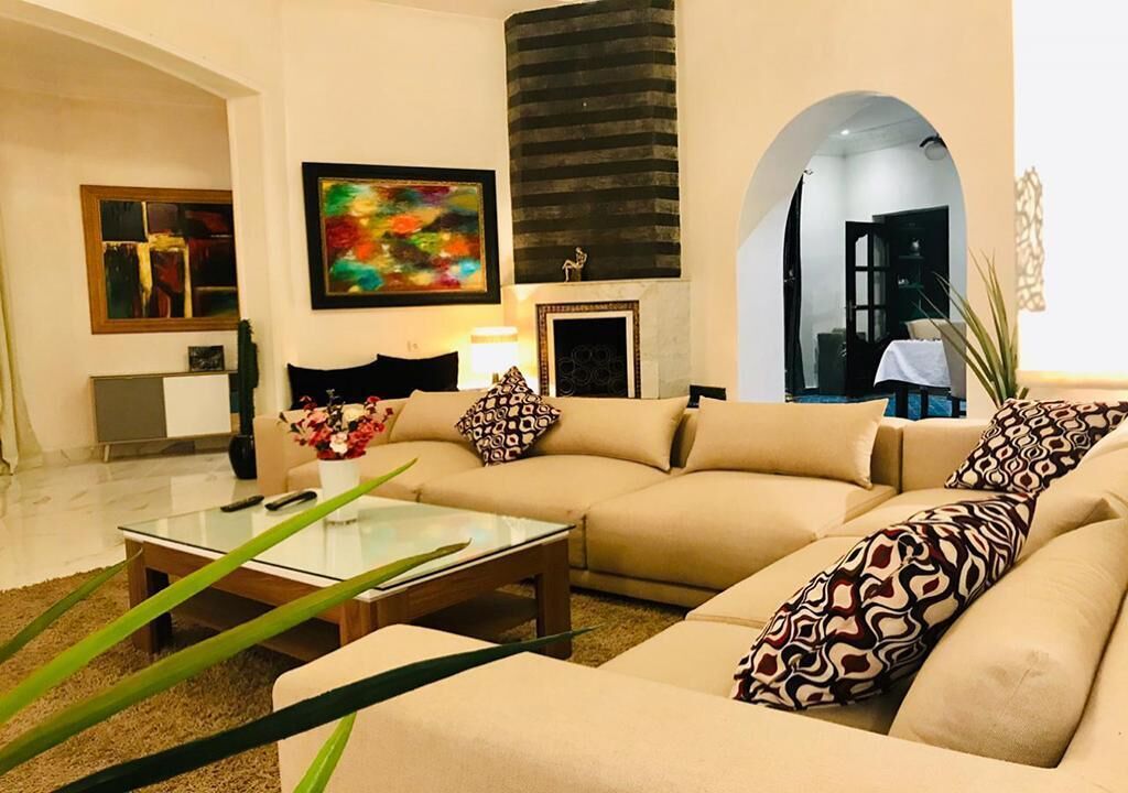 Una televisión, una chimenea