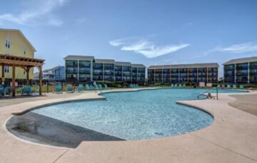 #1 Vrbo Rated Surf City Condo!  1 min walk to Beach & Pool!  1 Bedroom + Bunks 😃
