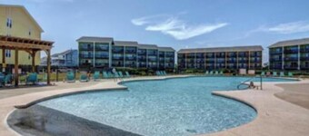 #1 Vrbo Rated Surf City Condo!  1 min walk to Beach & Pool!  1 Bedroom + Bunks 😃