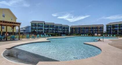 #1 Vrbo Rated Surf City Condo! 1 min walk to Beach & Pool! 1 Bedroom + Bunks 😃