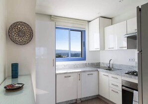 Kühlschrank, Ofen, Herdplatte, Kochgeschirr/Geschirr/Besteck