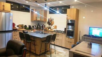 Refrigerador, microondas, horno, placa de cocina