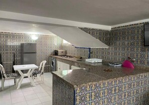 Fridge, oven, stovetop, cookware/dishes/utensils