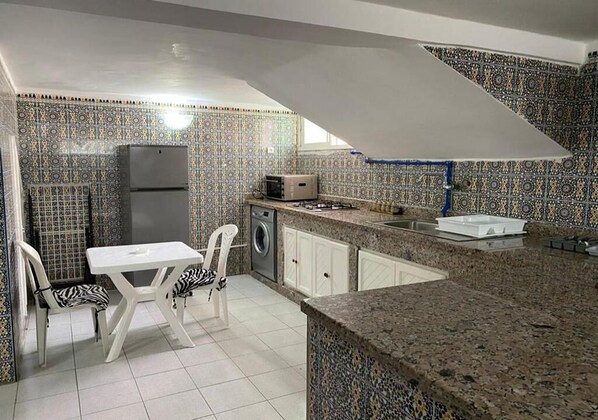 Refrigerador, horno, parrilla de estufa y utensilios de cocina