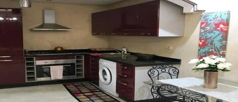 Fridge, oven, stovetop, cookware/dishes/utensils