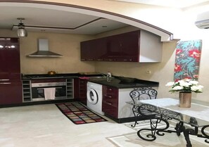 Frigorifero, forno, piano cottura, pentole/stoviglie/utensili