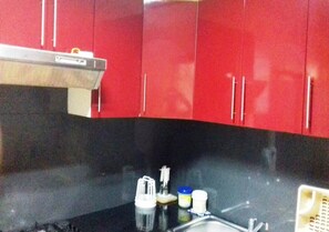 Réfrigérateur, four, plaque de cuisson