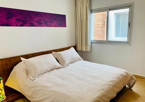 1 chambre, fer et planche à repasser