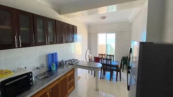 Geladeira, fogão, cooktop, talheres/pratos/utensílios de cozinha