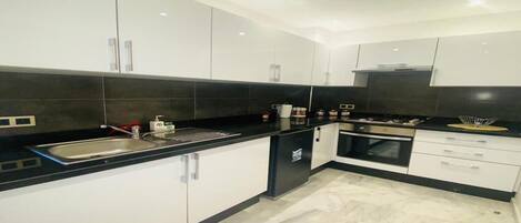 Kühlschrank, Ofen, Herdplatte, Kochgeschirr/Geschirr/Besteck