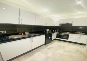 Réfrigérateur, four, plaque de cuisson