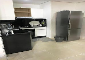 Kühlschrank, Ofen, Herdplatte, Kochgeschirr/Geschirr/Besteck