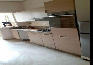 Kühlschrank, Ofen, Herdplatte, Kochgeschirr/Geschirr/Besteck