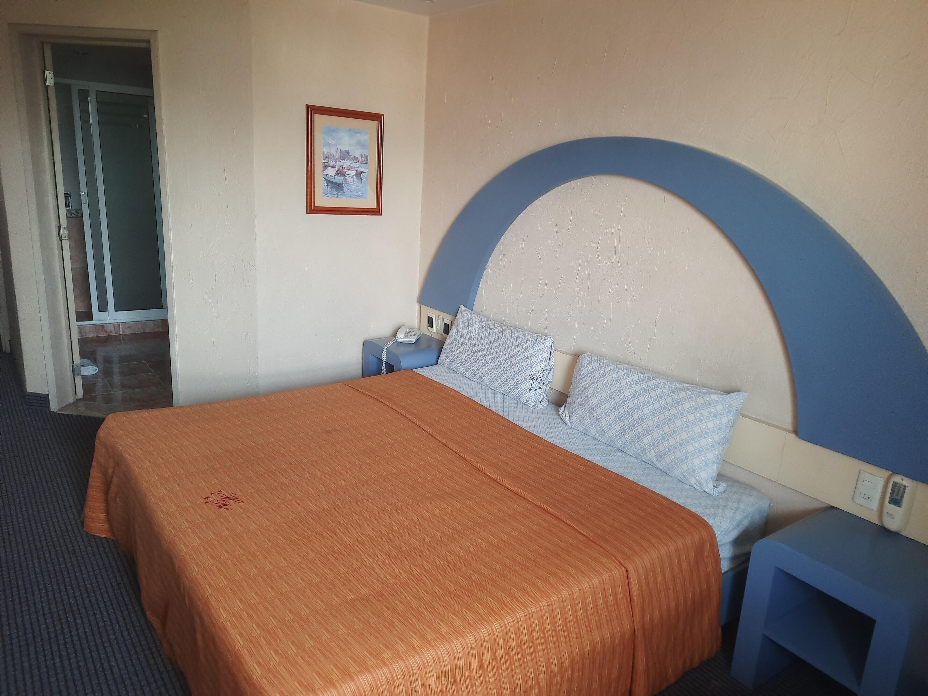 room | free wifi, bed sheets