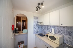 Refrigerador, microondas, tostadora y utensilios de cocina