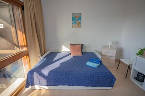 Tabla de planchar con plancha, wifi y ropa de cama