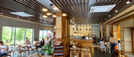 Se sirven desayunos, comidas, cenas y cocina local e internacional