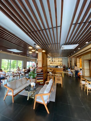 Breakfast, lunch, dinner served; local and international cuisine  - Asian Koh Kong Hotel (Khemarak Phoumin)