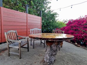 Outdoor dining - Mt Helix Studio Loft with Mountain Views (El)