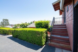 Property grounds - Mt Helix Studio Loft with Mountain Views (El)